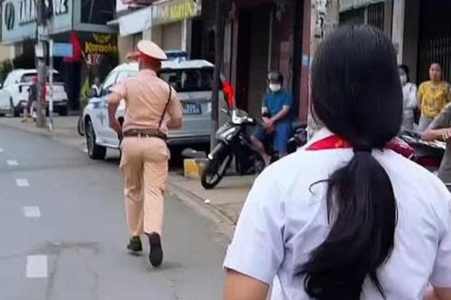 Thí sinh thi lớp 10 nhầm điểm thi sát giờ phát đề, CSGT 'giải cứu' trong 3 phút