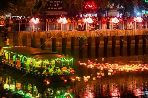 Dòng người đổ về chùa Pháp Hoa thả hoa đăng mùa Phật đản
