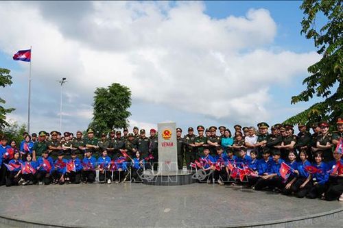 Sĩ quan trẻ Việt Nam - Lào - Campuchia giao lưu tại cột mốc ba biên