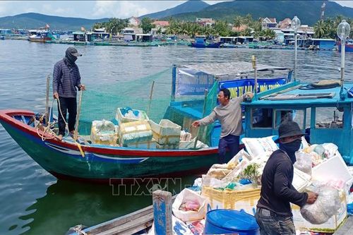 Xã hội hóa thu gom rác, hồi sinh môi trường nuôi biển Vân Phong