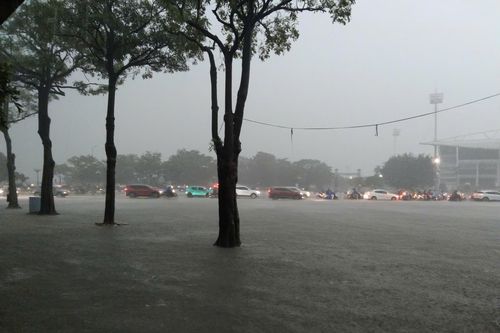 Hà Nội úng ngập cục bộ sau cơn mưa lớn