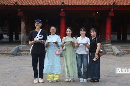 Sĩ tử Hà Nội đến Văn Miếu cầu may, giữ tinh thần thoải mái trước kỳ thi vào lớp 10