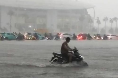 Hà Nội ngập sâu, đường phố tê liệt sau trận mưa to 'trắng trời'