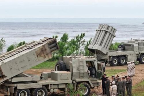 Triều Tiên thử vũ khí khiến Hàn Quốc đau đầu: Một bệ phóng bắn được cả rocket lẫn tên lửa