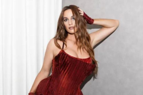 Hannah Berner hóa thân thành nữ hoàng Bridgerton với chiếc corset đỏ rực