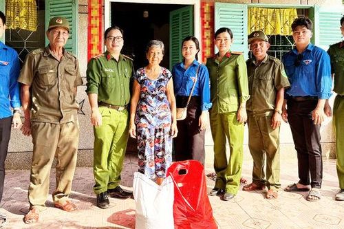 Chung tay vì người yếu thế