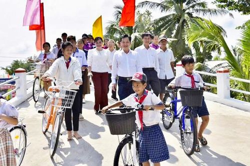 Mở lối phát triển từ cầu, đường