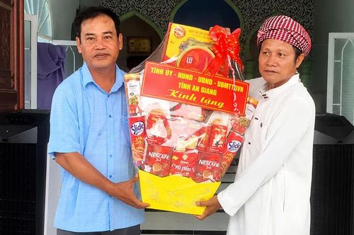 Giám đốc Sở Dân tộc và Tôn giáo tỉnh An Giang chúc Tết Roya Haji đồng bào Chăm xã Tây Yên