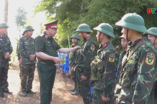 Chính ủy Quân khu 2 thăm, động viên chiến sĩ mới