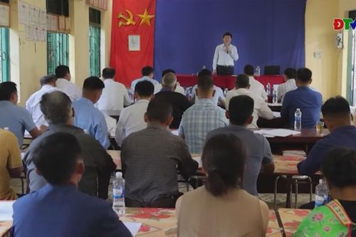 Đồng chí Mùa A Vảng làm việc với chi bộ bản Tìa Ló A, B xã Pu Nhi