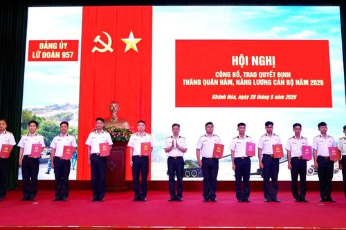 Lữ đoàn 957 công bố quyết định thăng quân hàm, nâng lương cán bộ năm 2026