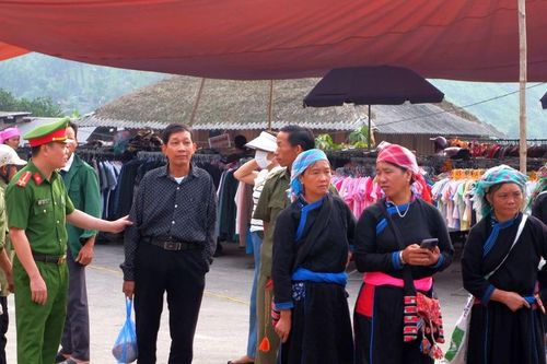 Công an xã Bản Liền tuyên truyền an toàn giao thông tại chợ phiên