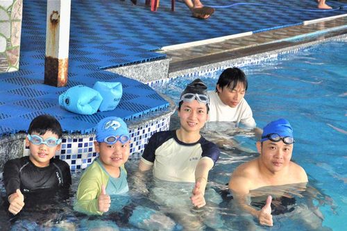 Rộn ràng những lớp học bơi mùa hè ở Đà Lạt