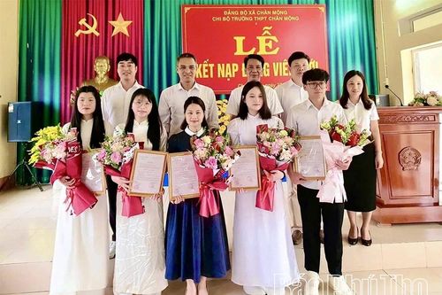 Học Bác vun đắp sự nghiệp 'trồng người'