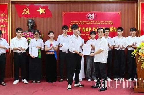 Kết nạp Đảng cho 19 học sinh Trường Phổ thông Dân tộc nội trú THPT Hòa Bình