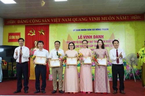 Đông Trạch tuyên dương học sinh, giáo viên đạt thành tích cao cấp tỉnh, quốc gia