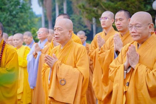 Ban Trị sự GHPGVN TP.Đồng Nai viếng Nghĩa trang Liệt sĩ và tưởng niệm chư vị Tổ sư nhân Tuần lễ Phật đản
