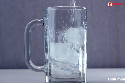 Uống nước đá khi ngoài trời nắng về được không?