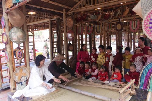 Thiếu nhi Hà Nội 'rong chơi' cùng văn hóa dân gian tại Văn Miếu