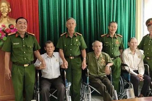 Hội Cựu Công an TPHCM tặng xe lăn cho hội viên sức khỏe yếu, đi lại khó khăn