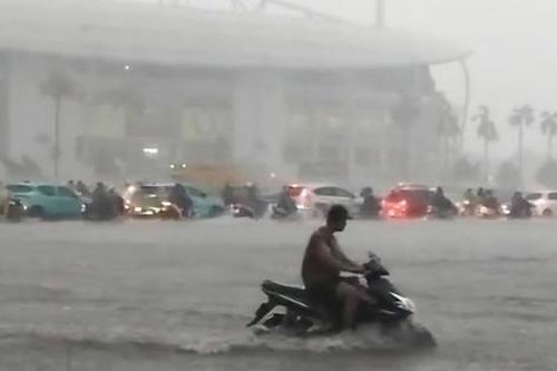 Quảng trường trước sân vận động Mỹ Đình và nhiều khu vực ở Hà Nội ngập nặng do mưa lớn