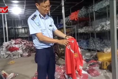 Cận cảnh gần 4000 bộ quần áo thể thao giả 'hàng hiệu' bị tạm giữ