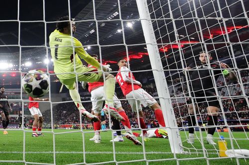 Arsenal xuất hiện ở Budapest trước chung kết Champions League