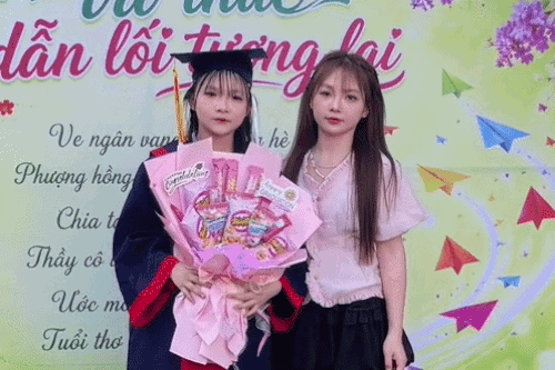Mẹ 31 tuổi gây sốt vì như 'chị em sinh đôi' với con gái