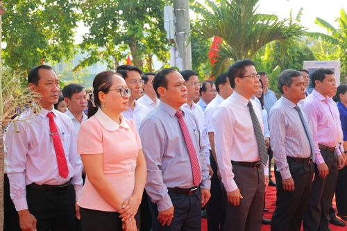 Dâng hương, dâng hoa kỉ niệm 120 năm Ngày sinh nhà cách mạng Trương Quang Trọng