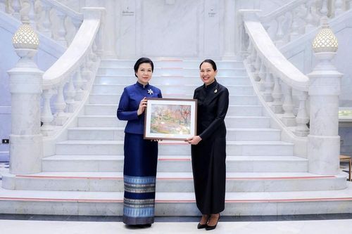 Phu nhân Ngô Phương Ly mặc trang phục truyền thống Thái Lan, thăm bảo tàng tại Bangkok