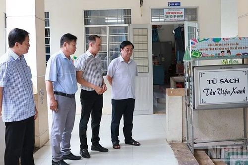 Nguyên Phó Chủ tịch Quốc hội Lê Minh Hoan thăm trường học hạnh phúc tại Tháp Mười