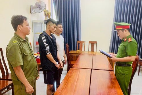 Bắt đối tượng bán thuốc lá 'Dominix'