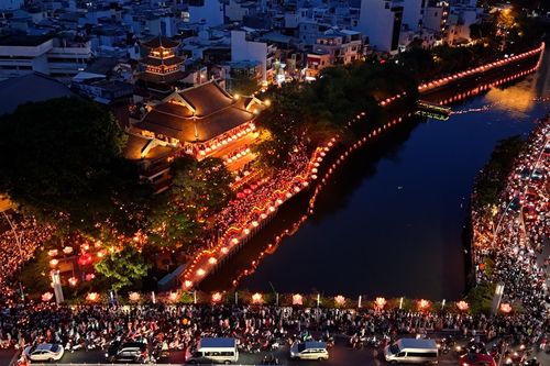 Hàng nghìn người viết lời cầu nguyện, thả hoa đăng mừng Phật đản ở TPHCM