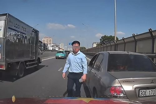 'Tạt đầu' ô tô ở Hà Nội, nam tài xế còn xuống xe to tiếng với người đi phía sau
