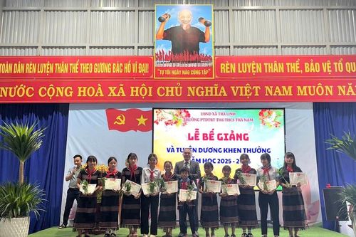 Trường vùng cao tặng cây giống sâm Ngọc Linh cho học sinh giỏi