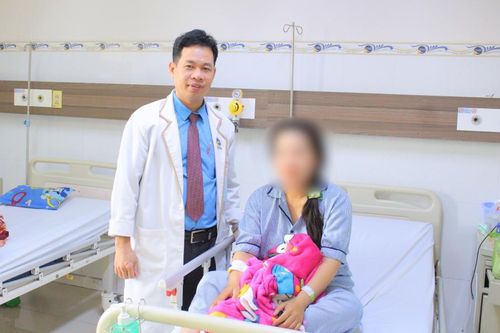 Va vào cây chổi, người phụ nữ bị sợi kẽm dài 18cm đâm xuyên phổi