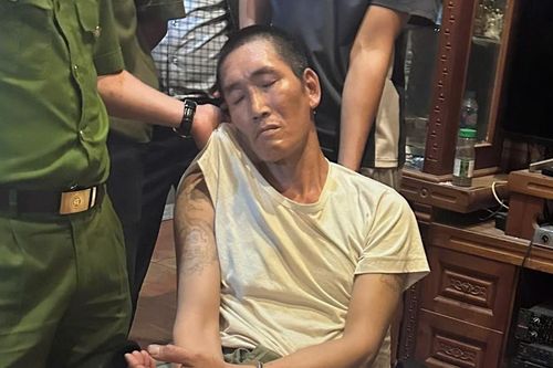 Khám nhà đối tượng dùng ma túy ở Sa Pa, phát hiện 2 khẩu súng