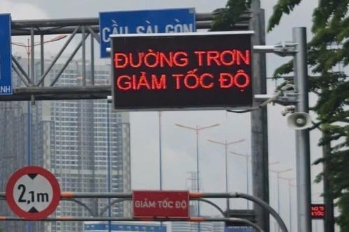 Lắp loa, màn hình LED 'hộ tống' người dân qua cầu Sài Gòn an toàn ngày mưa giông