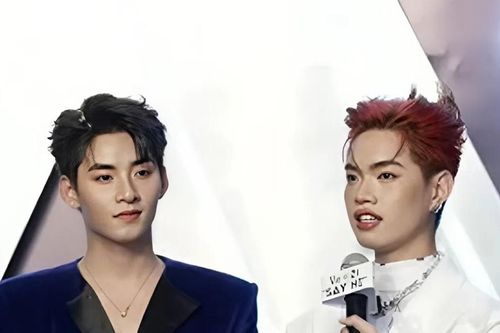 19 sao Việt lần đầu ăn, ngủ chung, Pháp Kiều - Hùng Huỳnh tắm cho nhau giữa rừng