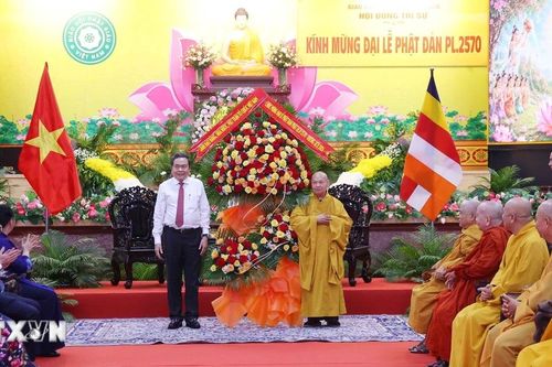 Chủ tịch Quốc hội thăm, chúc mừng Phó Pháp chủ Giáo hội Phật giáo Việt Nam