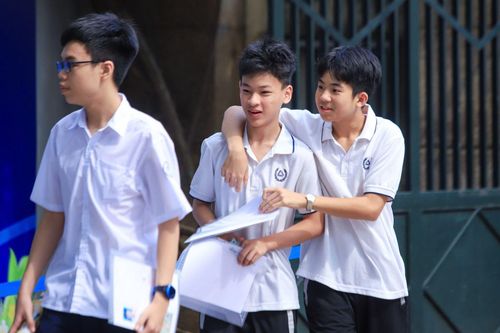 Hình ảnh thí sinh Hà Nội đi làm thủ tục dự thi vào lớp 10