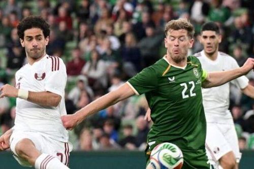 Ireland hạ Qatar trong trận đấu có 2 thẻ đỏ