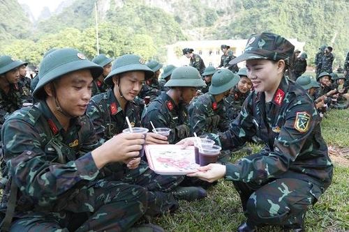 Bắc Ninh: Ấm lòng 'Bát nước thao trường' tiếp sức chiến sĩ mới