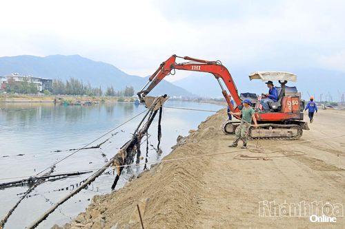 Phường Nam Nha Trang ra quân tháo dỡ bẫy nhử, lồng bè, rớ nuôi trồng thủy sản trên sông Quán Trường