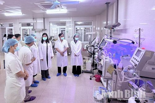 Đồng chí Phó Chủ tịch UBND tỉnh Hà Lan Anh tặng quà cho trẻ em có hoàn cảnh đặc biệt khó khăn đang điều trị tại Bệnh viện Sản - Nhi tỉnh Ninh Bình