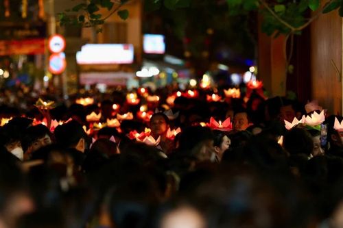 Hàng ngàn người dự lễ hoa đăng kính mừng Phật đản tại chùa Pháp Hoa