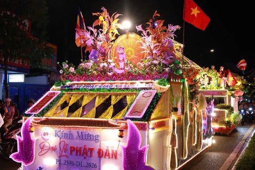 Diễu hành xe hoa kính mừng Phật đản tại phường Vũng Tàu