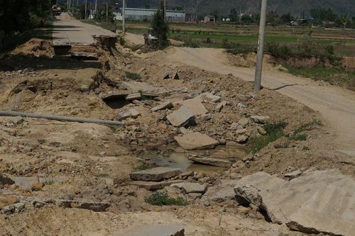 Người dân mòn mỏi chờ sửa đường sau nửa năm bão lũ đi qua