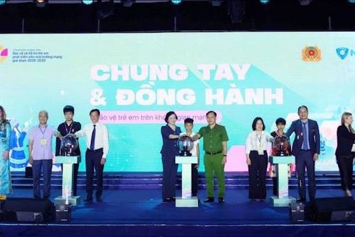 Phát động chương trình bảo vệ trẻ em trên môi trường số