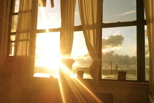 Không cần bật điều hòa cả ngày, 7 mẹo này giúp nhà hướng Tây mát hơn đáng kể giữa mùa nắng nóng